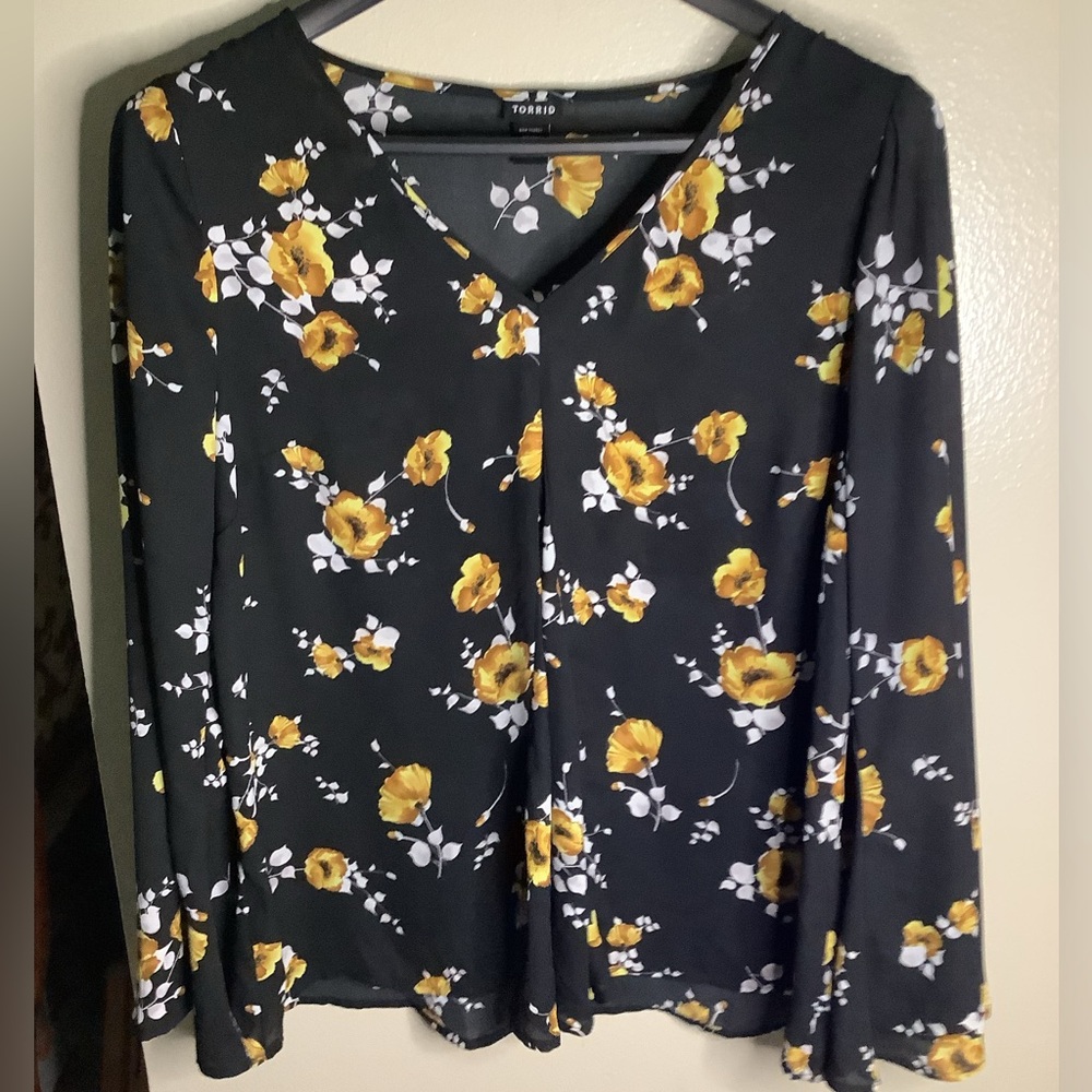 COPY - Torrid Women’s Blouse size 2 
V neck bell sleeves with a pleat in the fr…